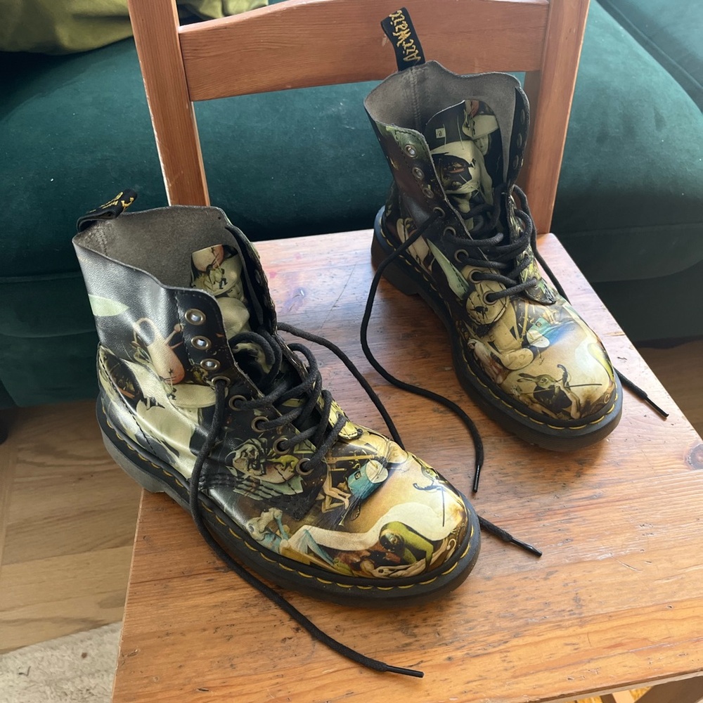 Dr. Martens Bosch Hell 1460 Pascal leather combat boots. Women’s 7. Like new.